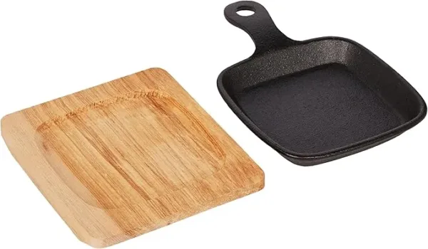 blackstone cast iron mini square skillet with wooden sizzler plate, 13cm perfect for sizzling, grilling, and serving bc14151