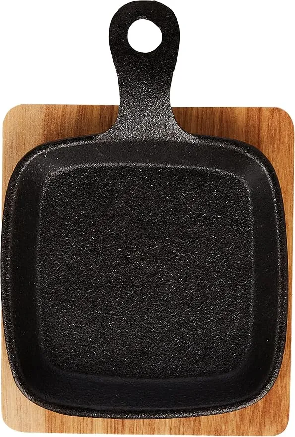 blackstone cast iron mini square skillet with wooden sizzler plate, 13cm perfect for sizzling, grilling, and serving bc14151