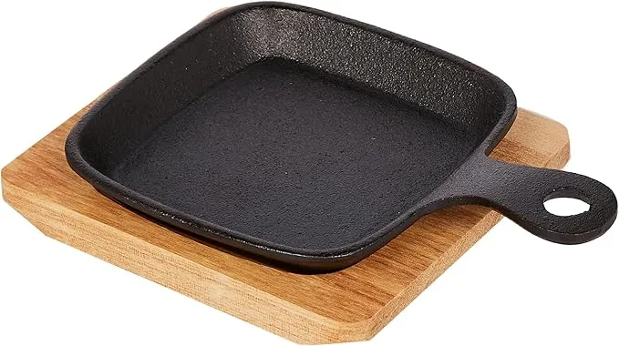 blackstone cast iron mini square skillet with wooden sizzler plate, 13cm perfect for sizzling, grilling, and serving bc14151