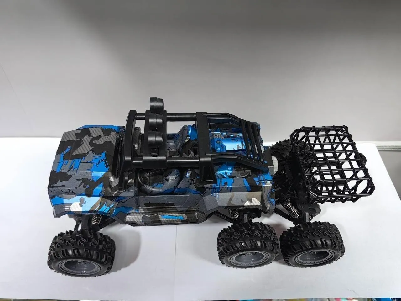 Climbing Rock Challenger 4WD RC Car, 2.4GHz Remote Control, with Lighting Music and Mist Spray function (Blue)