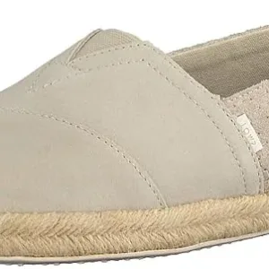 Classic style women’s shoes offering all-day support, clean design, and versatile wear—from workplace meetings to relaxed evening walks in the UAE.