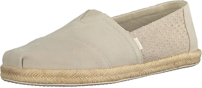 Classic style women’s shoes offering all-day support, clean design, and versatile wear—from workplace meetings to relaxed evening walks in the UAE.