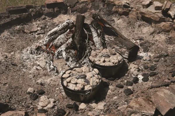 lodge dutch oven lifter 3