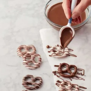 wilton drizzling scoop 2