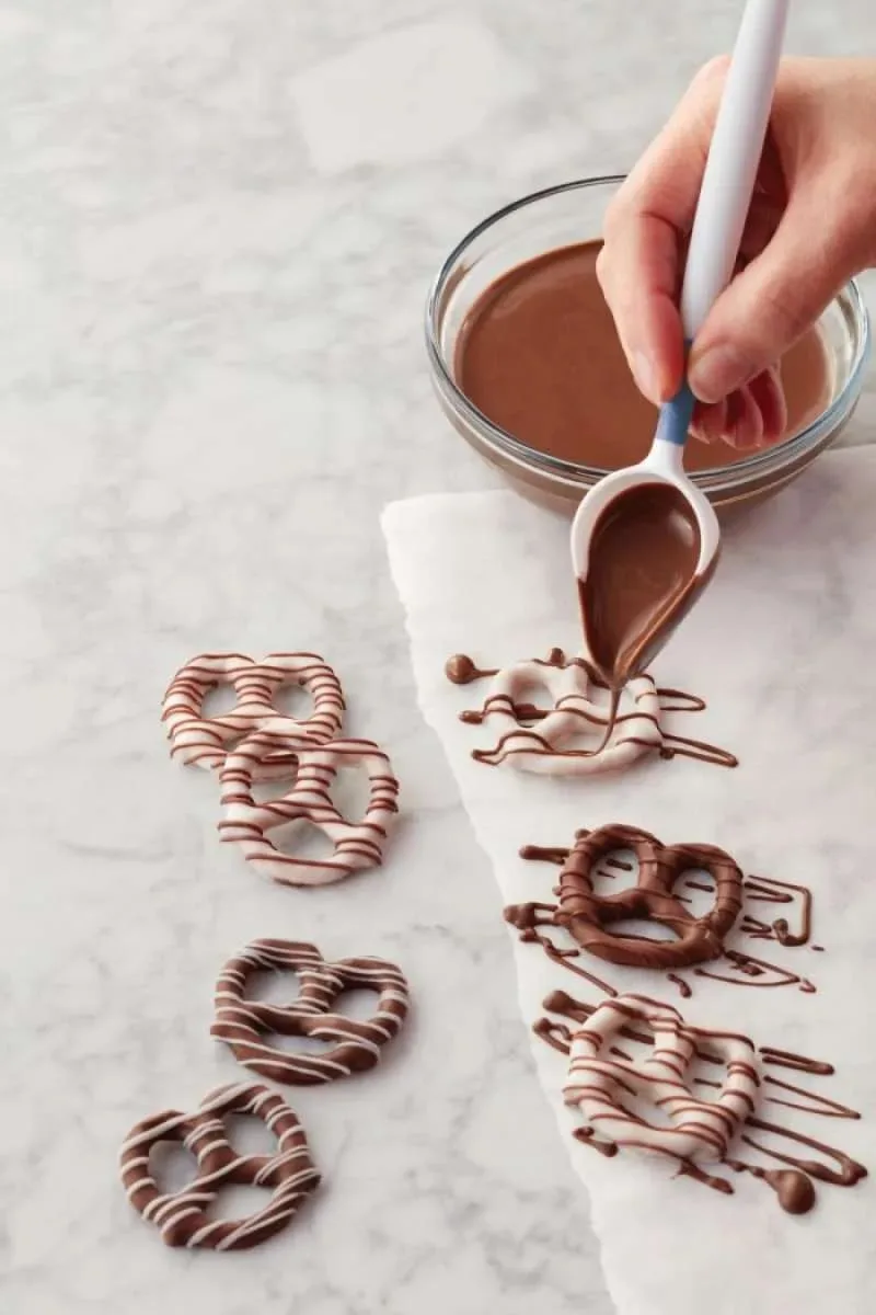 wilton drizzling scoop 2