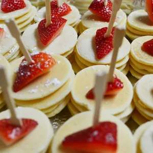 This is a set of 100 eco-friendly, 3.5 inch bamboo mini forks, perfect for serving appetizers, cocktails, and hors d'oeuvres at parties and catering events.