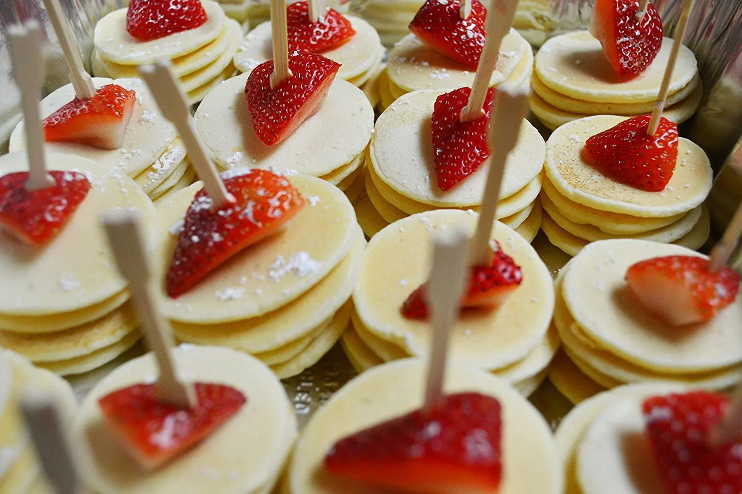 This is a set of 100 eco-friendly, 3.5 inch bamboo mini forks, perfect for serving appetizers, cocktails, and hors d