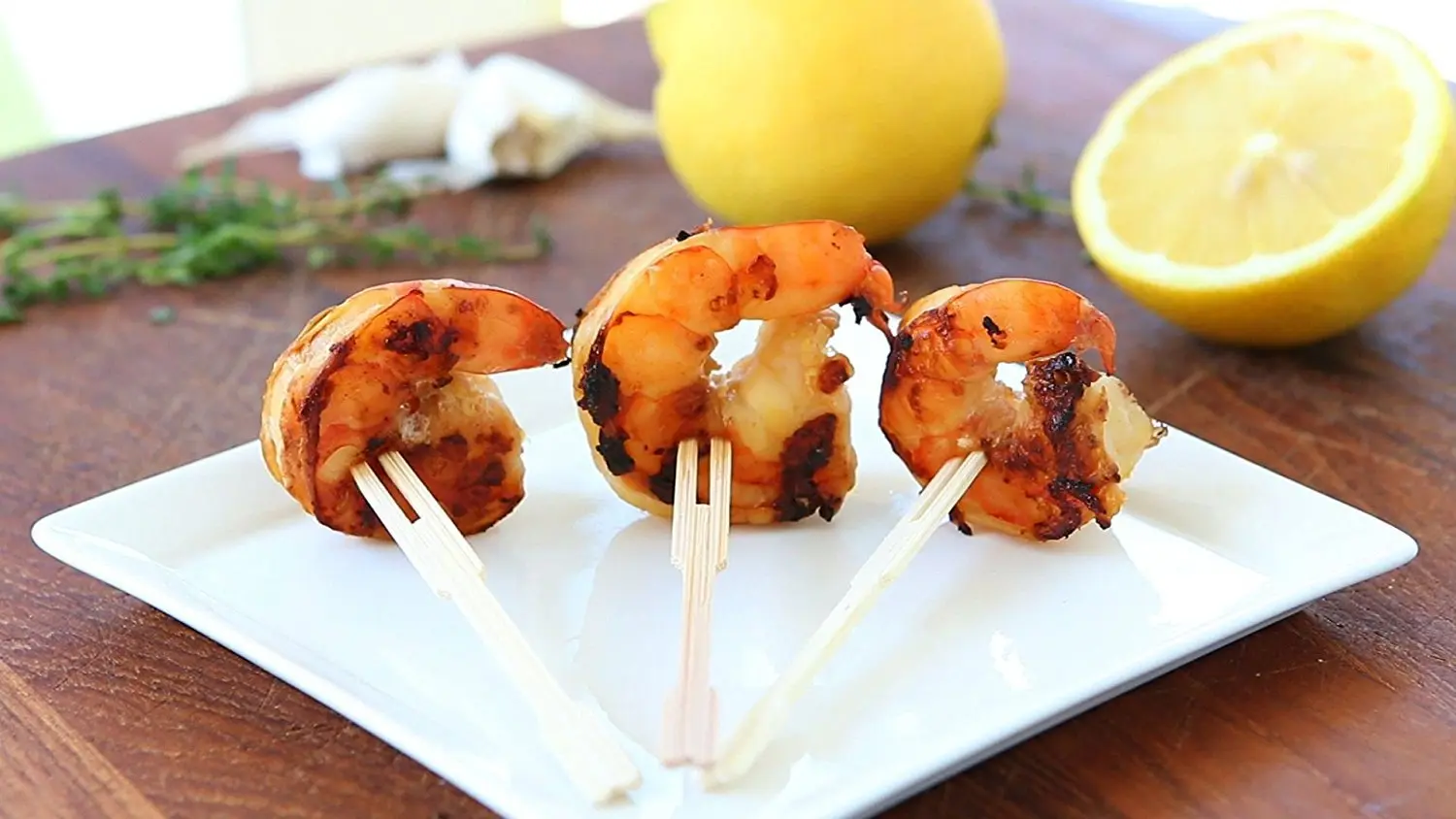 This is a set of 100 eco-friendly, 3.5 inch bamboo mini forks, perfect for serving appetizers, cocktails, and hors d