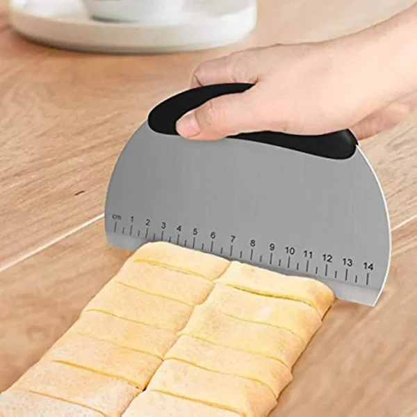 This stainless steel bench scraper and dough cutter features a comfortable non-slip handle and a measuring scale for easy and precise cutting of pizza dough, pastries, and cake.