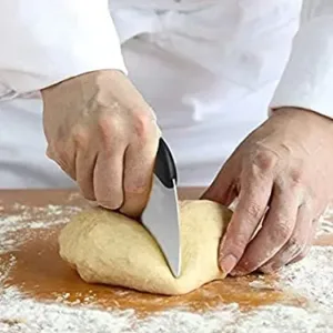 This stainless steel bench scraper and dough cutter features a comfortable non-slip handle and a measuring scale for easy and precise cutting of pizza dough, pastries, and cake.