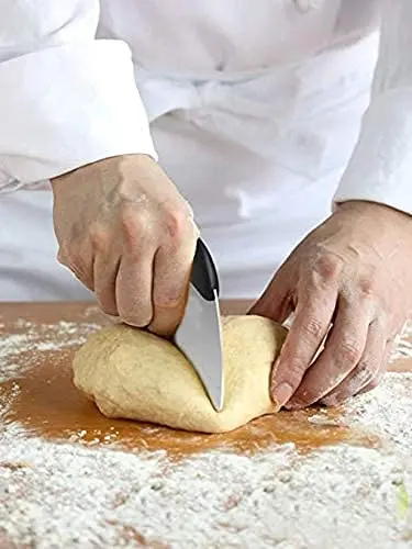 This stainless steel bench scraper and dough cutter features a comfortable non-slip handle and a measuring scale for easy and precise cutting of pizza dough, pastries, and cake.