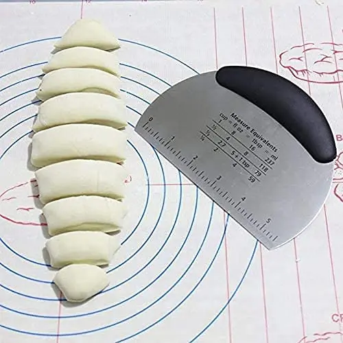This stainless steel bench scraper and dough cutter features a comfortable non-slip handle and a measuring scale for easy and precise cutting of pizza dough, pastries, and cake.