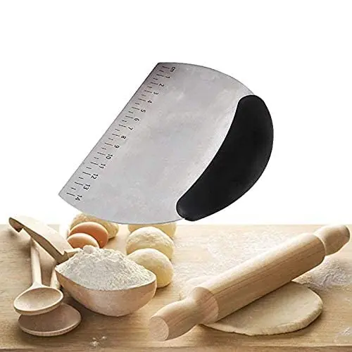 This stainless steel bench scraper and dough cutter features a comfortable non-slip handle and a measuring scale for easy and precise cutting of pizza dough, pastries, and cake.
