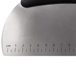 This stainless steel bench scraper and dough cutter features a comfortable non-slip handle and a measuring scale for easy and precise cutting of pizza dough, pastries, and cake.