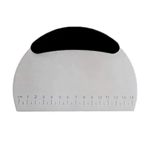 This stainless steel bench scraper and dough cutter features a comfortable non-slip handle and a measuring scale for easy and precise cutting of pizza dough, pastries, and cake.