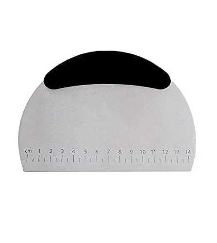 This stainless steel bench scraper and dough cutter features a comfortable non-slip handle and a measuring scale for easy and precise cutting of pizza dough, pastries, and cake.