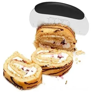 This stainless steel bench scraper and dough cutter features a comfortable non-slip handle and a measuring scale for easy and precise cutting of pizza dough, pastries, and cake.