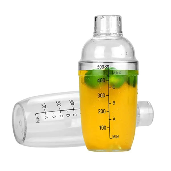 This transparent 17oz plastic cocktail shaker is made of thickened PC resin, featuring a built-in strainer, graduated measurements, and an ice filter for easily making cocktails, smoothies, or milk tea at home or in a bar.