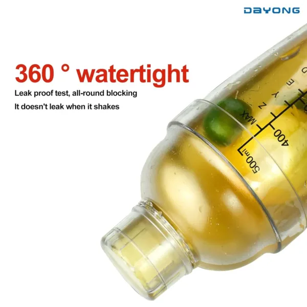 This transparent 17oz plastic cocktail shaker is made of thickened PC resin, featuring a built-in strainer, graduated measurements, and an ice filter for easily making cocktails, smoothies, or milk tea at home or in a bar.