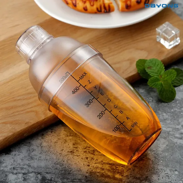 This transparent 17oz plastic cocktail shaker is made of thickened PC resin, featuring a built-in strainer, graduated measurements, and an ice filter for easily making cocktails, smoothies, or milk tea at home or in a bar.