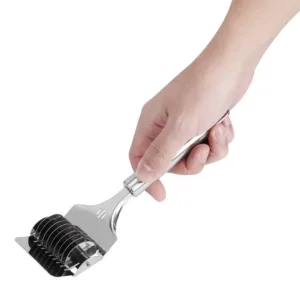 This stainless steel noodle cutter with an ergonomic handle and hook is designed for easy cutting of noodles and vegetables in the kitchen.
