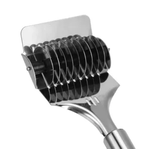 This stainless steel noodle cutter with an ergonomic handle and hook is designed for easy cutting of noodles and vegetables in the kitchen.