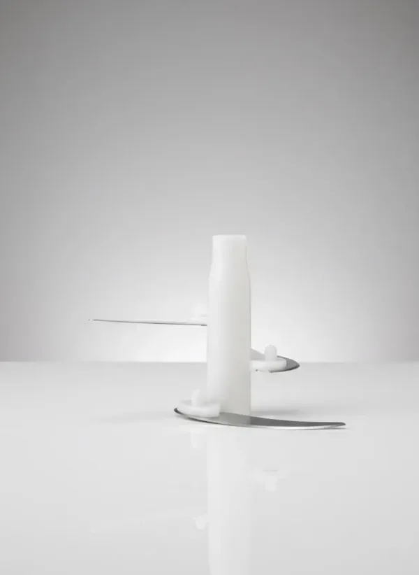 This is a one-touch food chopper with stainless steel blades and a transparent bowl, ideal for quickly chopping vegetables, mincing meat, and blending sauces.