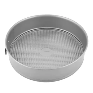This Prestige springform cake tin features a heavy-gauge carbon steel construction, a non-stick coating for easy food release, and a cushion smart surface for even browning.