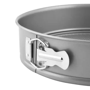 This Prestige springform cake tin features a heavy-gauge carbon steel construction, a non-stick coating for easy food release, and a cushion smart surface for even browning.