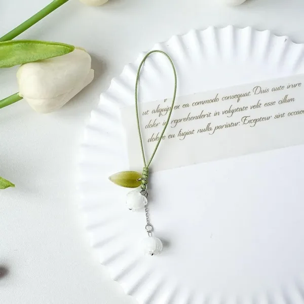 This set of three tulip phone charms features delicate glazed flower designs in different styles, adding a unique and lovely touch to your cell phone, keys, backpack, or other accessories while also preventing loss.