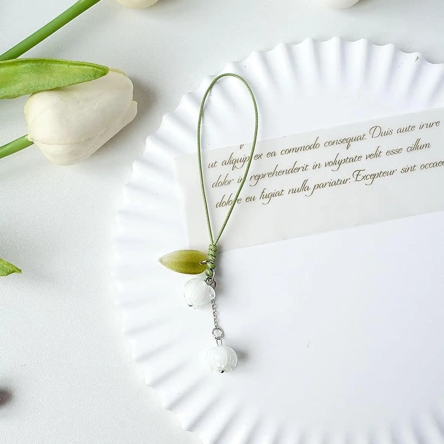 This set of three tulip phone charms features delicate glazed flower designs in different styles, adding a unique and lovely touch to your cell phone, keys, backpack, or other accessories while also preventing loss.