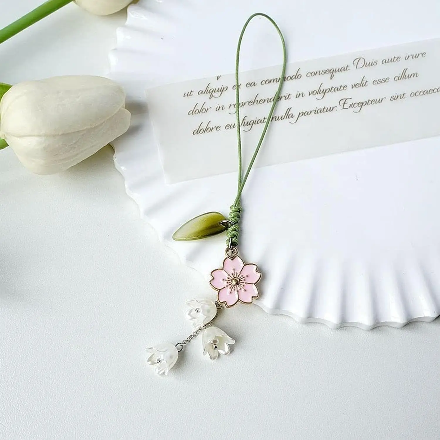 This set of three tulip phone charms features delicate glazed flower designs in different styles, adding a unique and lovely touch to your cell phone, keys, backpack, or other accessories while also preventing loss.