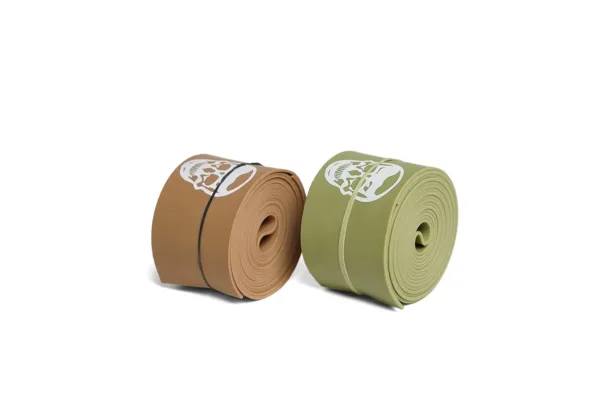 This set of Gymreapers floss bands includes two compression stretch bands in different thicknesses to help reduce soreness, improve range of motion, and increase mobility for effective muscle recovery.