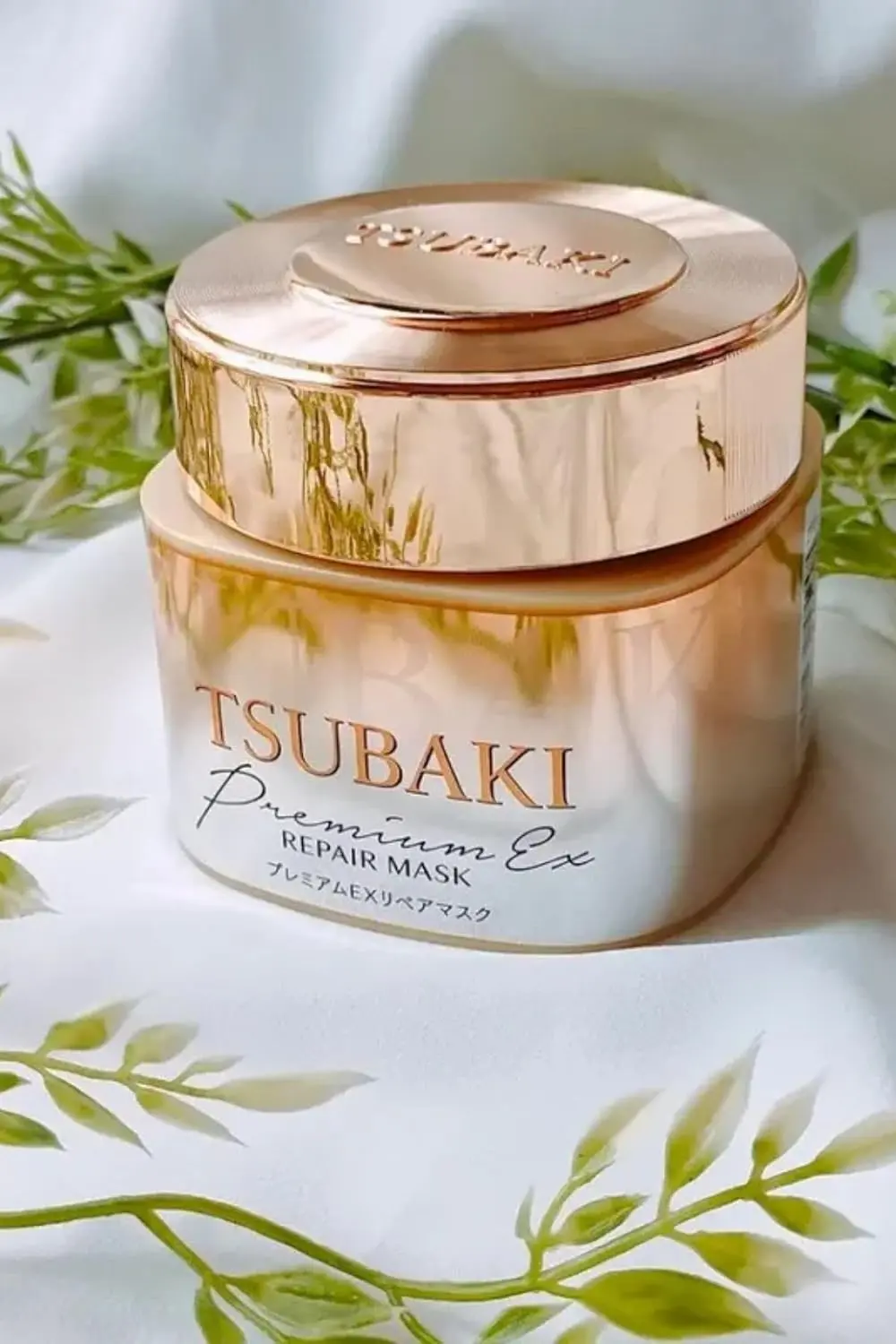 This is a 180g pack of Tsubaki Premium Repair Hair Mask, a conditioner from Shiseido designed to repair and nourish hair.