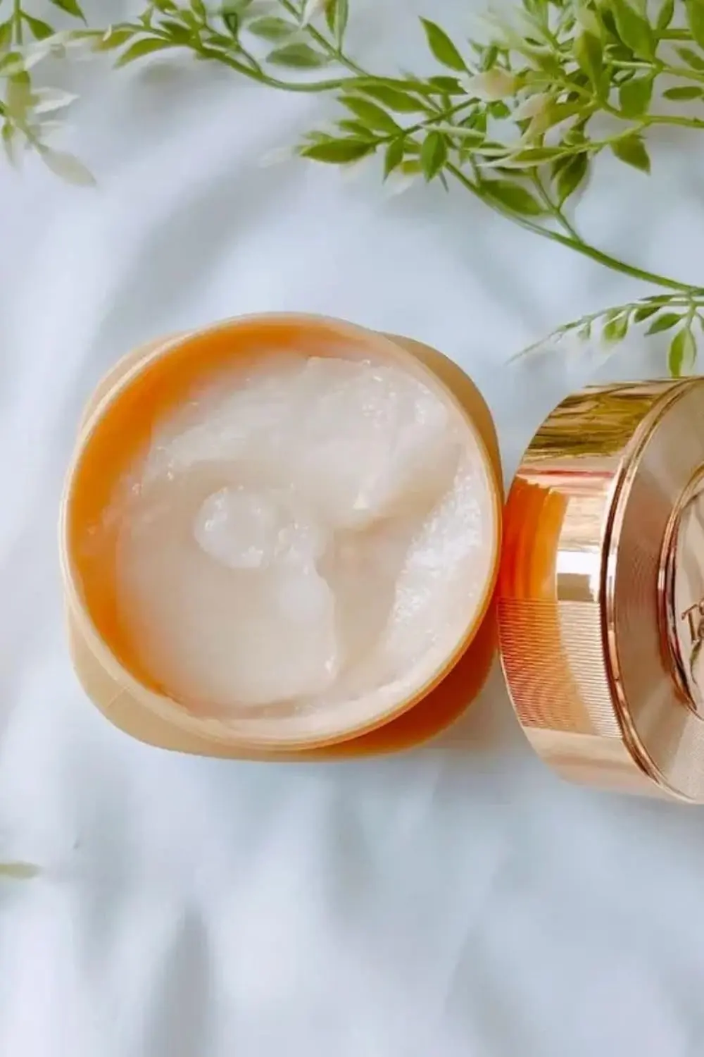 This is a 180g pack of Tsubaki Premium Repair Hair Mask, a conditioner from Shiseido designed to repair and nourish hair.