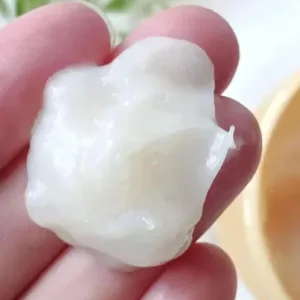 This is a 180g pack of Tsubaki Premium Repair Hair Mask, a conditioner from Shiseido designed to repair and nourish hair.