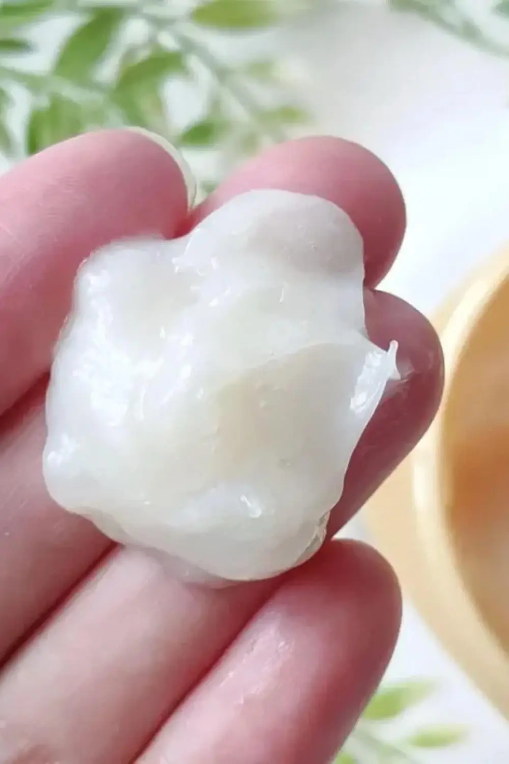 This is a 180g pack of Tsubaki Premium Repair Hair Mask, a conditioner from Shiseido designed to repair and nourish hair.